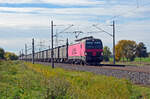 Der Laude-Vectron 370 034 schleppte am 19.10.25 einen Ganzzug Laude-Planencontainer durch Braschwitz Richtung Magdeburg. 