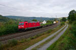 185 314 DB Cargo mit einem DHL-Containerzug bei Obersinn Richtung Gemünden, 22.09.2021