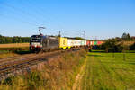 193 602 MRCE/WLC mit einem Containerzug bei Batzhausen Richtung Nürnberg, 10.10.2021
