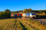 193 843 Boxxpress mit einem Containerzug bei Lehrberg Richtung Ansbach, 24.10.2021