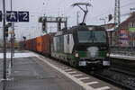 ELL 193224 fährt hier am 13.2.2026 mit einem Containerzug Richtung Hamburg um 11.57 Uhr durch den Bahnhof Lüneburg.