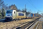 METRANS Rail s.r.o., Praha (CZ) mit 386 028-5 (NVR-Nummer: 91 54 7386 028-5 CZ-MT) sowie einem Containerzug am 06. März 2026 bei der Durchfahrt durrch den Bahnhof Dabendorf.