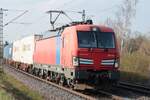 91 80 6193 313-4 D-Rpool am 20.03.2026, 16:13 Uhr aufgenommen Broicherseite, Kaarst in Fahrtrichtung Neuss. Schwach erkennbar im hellen Sonnenlicht auf der Seite noch die Stelle an der sich der Keks der DB (Cargo) befunden hatte. - 
Erst bei der Sichtung der Fotos fiel mir auf, dass mir 70 Minuten zuvor die weiße Husky,  Oma Liesel  von TXLogistik 91 80 7193 313-2 D-TXL vor die Linse geraten ist.  193 313  gibt's also zweimal; Hier ist jetzt die führende, vierte Stelle der Fahrzeugnummer entscheidend.
