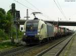 Die ES 64 U2 - 022 fhrt mit einem Containerzug im Bahnhof Heddesheim-Hirschberg (ehemals Grosachsen-Heddesheim) Richtung Norden durch.