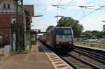 Aus Richtung Süden kam am 18.06.2014 die Beacon Rail/Crossrail 185 602-0 mit einem langen Containerzug durch den Bahnhof von Orschweier am Banhofsgebäude vorbei zur Weiterfahrt zur