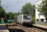 185 677-2 von Railtraxx  kommt aus Richtung Aachen-West auf dem falschen Gleis mit einem langen gemischten Güterzug aus Antwerpen-Waaslandhaven(B) nach Linz-Voestalpine(A) und fährt durch