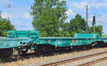 Sechsachsiger Drehgestell-Flachwagen in türkisgrün der PKP Cargo mit der Nr. 31 TEN 51 PL-PKPC 4859 032-8 Sammns-x 238 mit mehreren  gleichartigen Wagen in einem gemischten Güterzug am 22.06.19 Saarmund Bahnhof. 