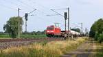 DB Cargo 185 219 mit gemischtem Güterzug in Richtung Osnabrück (Hüde, 18.07.19).