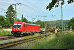 Gemischter Gz mit 187 118-5 DB fährt, nachdem er die Abzweige Großheringen Gho und Ghs passiert hat, vorbei am Bahnübergang an der L 1061 in Großheringen auf der Bahnstrecke