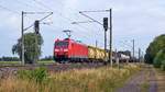 DB Cargo 185 081 mit gemischtem Güterzug in Richtung Osnabrück (Hüde, 08.08.19).
