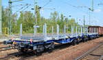 Diese blauen Gelenk-Containertragwagen simd mit Rungenaufsätzen umfunktioniert zu Transportwagen für sehr lange Güter, Einsteller ist die VTG Tochterfirma aus der Schweiz, registriert
