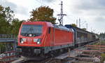 DB Cargo AG [D] mit   187 171  [NVR-Nummer: 91 80 6187 171-4 D-DB] und gemischtem Güterzug Richtung Schwedt am 09.10.19 Behelfsbrücke Berlin Karow.