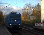 185 510-5 von Railtraxx kommt aus Richtung Aachen-West mit einem Güterzug aus Antwerpen-Waaslandhaven(B) nach Linz-Voestalpine(A) und fährt durch Aachen-Schanz in Richtung Aachen-Hbf,Aachen-Rothe-Erde,Stolberg-Hbf(Rheinland)Eschweiler-Hbf,Langerwehe,Düren,Merzenich,Buir,Horrem,Kerpen-Köln-Ehrenfeld,Köln-West,Köln-Süd. Aufgenommen vom Bahnsteig von Aachen-Schanz. 
Am Nachmittag vom 12.11.2019.