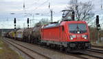 DB Cargo AG [D] mit  187 080  [NVR-Nummer: 91 80 6187 080-7 D-DB] und gemischtem Güterzug am 18.12.19 Durchfahrt Bf. Saarmund.