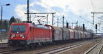 DB Cargo AG [D] mit  187 114  [NVR-Nummer: 91 80 6187 114-4 D-DB] und gemischtem Güterzug am 27.02.20 Durchfahrt Bf. Flughafen Berlin Schönefeld. 