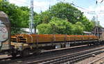 Einer von den sehr langen Drehgestell-Flachwagen der Luxemburger CFL Cargo mit der Nr. 81 82 L-CFLCA 3513 232-6 Rbnpss mit langen Stahlelementen (Spundwände) beladen in einem gemischten Güterzug am 17.06.20 Berlin Hirschgarten. 