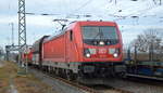 DB Cargo AG [D] mit  187 141  [NVR-Nummer: 91 80 6187 141-7 D-DB] und gemischtem Güterzug am 17.12.20 Durchfahrt Bf. Saarmund.