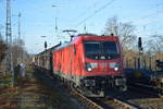 DB Cargo AG [D] mit  187 109  [NVR-Nummer: 91 80 6187 109-4 D-DB] und gemischtem Güterzug am 18.12.20 Durchfahrt Bf.
