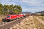 1116 170 und eine 185 mit einem gemischten Güterzug bei Darshofen Richtung Nürnberg, 22.02.2020