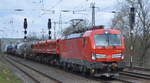 DB Cargo AG [D] mit  193 381  [NVR-Nummer: 91 80 6193 381-1 D-DB] und gemischtem Güterzug am 13.04.21 Bf. Saarmund.