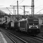 Die Elektrolokomotive 187 124 zog Mitte März 2021 einen gemischten Güterzug durch Wuppertal-Unterbarmen.