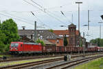 Die Elektrolokomotive 187 115 war Mitte Juni 2021 mit einem gemischten Güterzug in Wuppertal-Unterbarmen unterwegs.