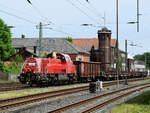 Die Diesellokomotive 265 030-7 zieht einen kleinen Güterzug durch Wuppertal-Unterbarmen.