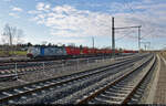 Mit einigen Containern der niederländischen Spedition Den Hartogh sowie wenigen Kesselwagen passiert 186 507-0, von den Buna-Werken kommend, die noch im Umbau befindlichen Gleisanlagen des