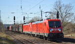 DB Cargo AG, Mainz [D] mit  187 203  [NVR-Nummer: 91 80 6187 203-5 D-DB] und  187 082  [NVR-Nummer: 91 80 6187 082-3 D-DB] + gemischten Güterzug am Haken am 09.03.22 Durchfahrt Bf. Saarmund.