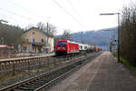 Lok 187 203 der DB Cargo mit Lok 077 037 der ECR im Schlepp durchfährt den Bahnhof Pappenheim auf Gleis 2 Richtung Treuchtlingen.