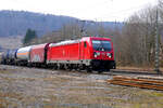 Die 187 141 der DB Cargo durchfährt mit einem gemischten Güterzug den Bahnhof Solnhofen in Richtung Ingolstadt.