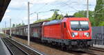 DB Cargo AG [D] mit  187 113  [NVR-Nummer: 91 80 6187 113-6 D-DB] und gemischtem Güterzug am 12.05.22 Berlin Blankenburg.