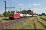 Mit Kessel- und Schwenkdachwagen im Anhang rollt 187 118-5 in Niemberg Richtung Köthen.

🧰 DB Cargo
🕓 7.6.2022 | 17:31 Uhr