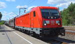DB Cargo AG, Mainz [D]  mit  187 202  [NVR-Nummer: 91 80 6187 202-7 D-DB] und gemischtem Güterzug fährt am Bahnsteig Bahnhof Glöwen ein um den DB Fernverkehr vorbei zu lassen, 04.07.22 