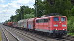 DB Cargo AG, Mainz mit der Railpool Lok  151 045-2  (NVR:  91 80 6151 045-2 D-Rpool ) und gemischtem Güterzug am 05.07.22 Vorbeifahrt Bahnhof Dedensen/Gümmer.