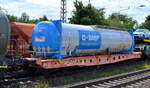Drehgestell-Containertragwagen vom Einsteller WASCOSA AG aus Schweiz mit der Nr. 33 TEN 85 CH-WASCO 4505 097-7 Sgmmns (GE) in einem gemischten Güterzug am 05.07.22 Vorbeifahrt Bahnhof Dedensen Gümmer.