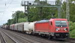DB Cargo AG [D] mit  187 184  [NVR-Nummer: 91 80 6187 184-7 D-DB] und gemischtem  Güterzug am 08.07.22 Vorbeifahrt Bahnhof Dedensen Gümmer.