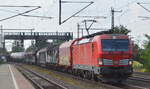 DB Cargo AG [D]  mit  193 376  [NVR-Nummer: 91 80 6193 376-1 D-DB] und einem gemischten Güterzug am 25.08.22 Durchfahrt Bahnhof Niederndodeleben.