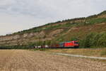 187 200 mit einem gemischten Güterzug aus Gemünden kommend am 5. August 2022 bei Thüngersheim.