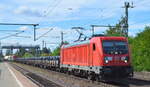 DB Cargo AG, Mainz [D] mit  187 197  [NVR-Nummer: 91 80 6187 197-9 D-DB] und einem gemischten Güterzug am 31.08.22 Durchfahrt Bahnhof Niederndodeleben.