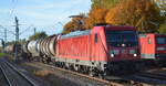 DB Cargo AG [D] mit  187 158  [NVR-Nummer: 91 80 6187 158-1 D-DB] und einem gemischten Güterzug am 17.10.22 Durchfahrt Bahnhof Brieselang.