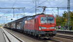 DB Cargo AG [D] mit  193 396  [NVR-Nummer: 91 80 6193 396-9 D-DB] und einem gemischten Güterzug am 19.10.22 Durchfahrt Bahnhof Golm.