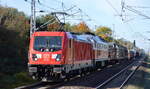 DB Cargo AG [D] mit  187 080  [NVR-Nummer: 91 80 6187 080-7 D-DB] und der  232 045-5  und gemischtem Güterzug am Haken am 20.10.22 Durchfahrt Bahnhof Berlin Hohenschönhausen.