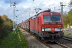 DB Cargo AG [D] mit  193 375  [NVR-Nummer: 91 80 6193 375-3 D-DB] und einem gemischtem Güterzug am 25.10.22 Durchfahrt Bahnhof Berlin Hohenschönhausen.