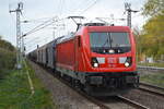 DB Cargo AG [D] mit  187 162  [NVR-Nummer: 91 80 6187 162-3 D-DB] und einem gemischten Güterzug am 03.11.22 Durchfahrt Bahnhof Berlin Hohenschönhausen.