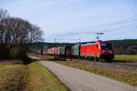 187 173 DB Cargo mit einem gemischten Güterzug bei Pölling Richtung Regensburg, 04.02.2021  