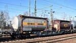 Drehgestell-Containertragwagen vom Einsteller MFD Rail GmbH mit der Nr. 37 TEN 80 D-MFDR 4564 300-4 Sgns M13 (GE) in einem gemischten Güterzug am 01.03.23 Durchfahrt Bahnhof Flughafen BER Terminal 5