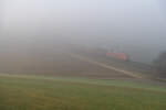 Eine unbekannte 152 mit einem gemischten Güterzug im Morgennebel bei Breitenfurt Richtung Ingolstadt, 20.02.2021