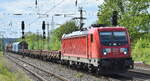 DB Cargo AG [D] mit ihrer  187 176  [NVR-Nummer: 91 80 6187 176-3 D-DB] und einem gemischten Güterzug am 10.05.23 Durchfahrt Bahnhof Saarmund.