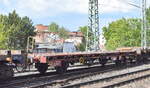 Zweiachsiger Flachwagen vom Einsteller CFL Cargo zum Transport von Containern mit der Nr. 21 RIV 82 L-CFLCA 4167 304-3 Lklmmps in einem gemischten Güterzug am 11.05.23 Vorbeifahrt Bahnhof Magdeburg-Neustadt